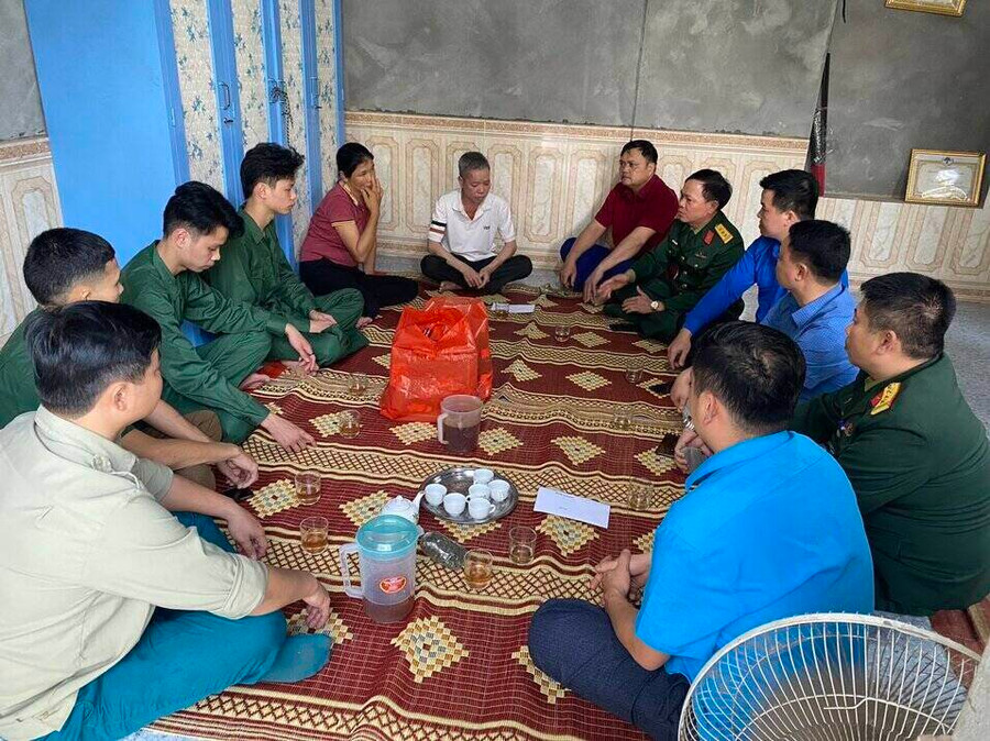 Người dân và chính quyền địa phương đến thăm và động viên gia đình Chí Bảo và Xuân Bắc.