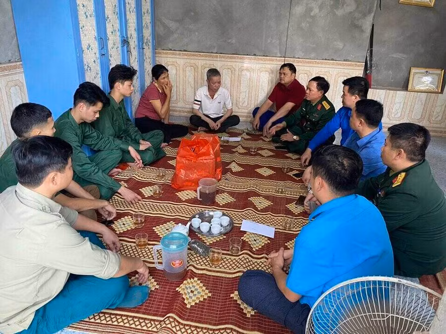 Người dân và chính quyền địa phương đến thăm và động viên gia đình Chí Bảo và Xuân Bắc.