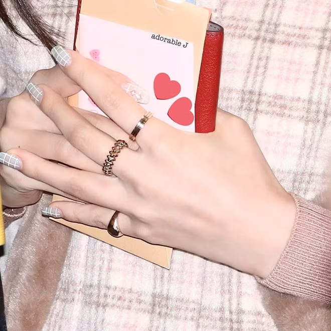 Choáng với quà sinh nhật fan Trung Quốc tặng Jisoo: Đồ hiệu nhiều đến độ mở được shop ảnh 16