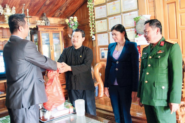Mọi người tặng quà, chúc mừng nhau trong ngày đầu năm mới Mọi người tặng quà, chúc mừng nhau trong ngày đầu năm mới