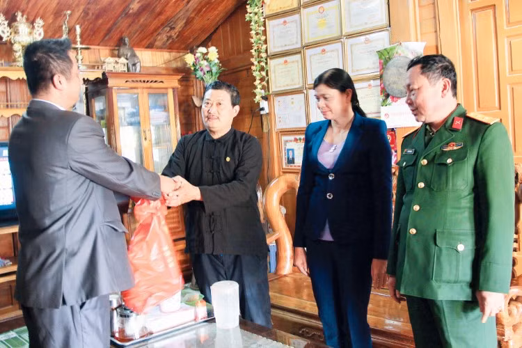 Mọi người tặng quà, chúc mừng nhau trong ngày đầu năm mới