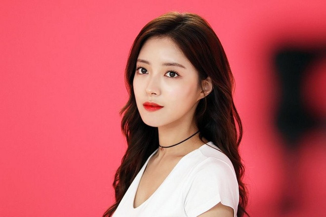 Lee Se Young: Sớm nổi danh là diễn viên nhí, ở tuổi 28, Lee Se Young đạt “độ chín” về cả nhan sắc lẫn diễn xuất. Năm 2018, người đẹp đảm nhận vai phụ cô nàng xác sống Bu Ja/Thần nữ Ahsaneo trong bộ phimA Korean Odyssey (Hoa du ký). Vai diễn này thành công hâm nóng tên tuổi Lee Se Young ở mảng truyền hình. Năm 2019, cô gặt hái thành tích đáng nể tại Giải thưởng Truyền hình SBS nhờ màn tái xuất trong tác phẩm lấy đề tài y khoaDoctor John. Với nỗ lực cải thiện diễn xuất không ngừng nghỉ, Lee Se Young xứng đáng có mặt trong top 10 mỹ nhân thống trị màn ảnh Hàn thập kỷ tới. 10 my nhan thong tri man anh Han Quoc thap ky toi hinh anh 10 My_nhan_trien_vong_Han_10.jpg