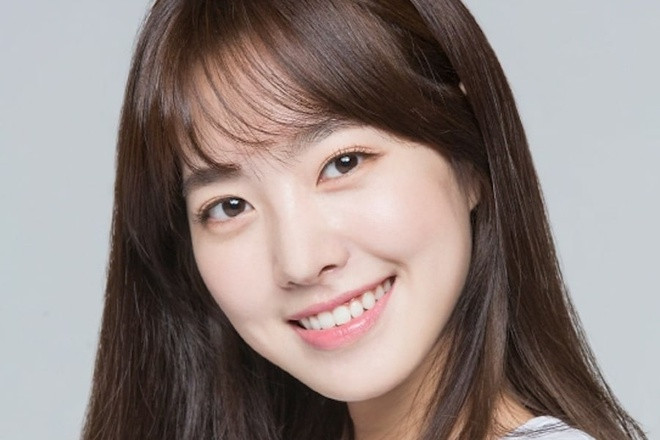 Jin Se Yeon: Trong lứa diễn viên trẻ đang lên của Hàn Quốc, thực lực của Jin Se Yeon được đánh giá cao. Hai bộ phim nổi bật giúp sự nghiệp của nữ diễn viên có bước ngoặt lớn phải kể đến là Bridal Mask và Queen: Love and War. Ji Se Yeon có duyên với mảng phim hài – lãng mạn. Bởi vậy, nhiều người hâm mộ nhận định ngôi sao 26 tuổi sẽ là gương mặt quen thuộc của dòng phim tình cảm Hàn Quốc thập kỷ tới. 10 my nhan thong tri man anh Han Quoc thap ky toi hinh anh 5 My_nhan_trien_vong_Han_5.jpg