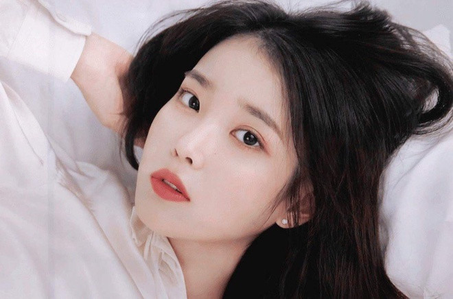 IU: Năm qua, nữ ca sĩ nổi tiếng tháo mác “bình hoa di động” thành công nhờ bộ phim Hotel del Luna. Vào vai bà chủ khách sạn bí ẩn, IU chứng minh diễn xuất có sự cải thiện rõ rệt. Hotel del Lunalọt vào danh sách 10 phim ăn khách nhất màn ảnh nhỏ Hàn Quốc 2019. Hiệu ứng lan tỏa của bộ phim cho thấy con đường chinh phục mảng phim truyền hình và “cân” vai chính của IU sẽ ngày càng rộng mở. 10 my nhan thong tri man anh Han Quoc thap ky toi hinh anh 2 My_nhan_trien_vong_Han_2.jpg