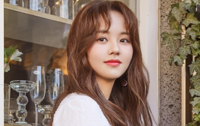 Kim So Hyun: 21 tuổi, “em gái quốc dân” xứ Hàn đang ở đỉnh cao sự nghiệp. Mỗi năm, Kim So Hyun đều đặn đóng chính trong một đến hai bộ phim. Điều này chứng tỏ cô luôn được các đạo diễn “chọn mặt gửi vàng”. Nhan sắc ngày càng rạng rỡ cùng kinh nghiệm diễn xuất dày dặn từ bé là bệ phóng vững chãi đưa Kim So Hyun vươn lên hàng ngũ sao hạng A tại Hàn Quốc. Năm 2019, cô đảm nhận vai nữ chính trong The Tale of Nokdu. Dù phim không thành công vang dội nhưng danh tiếng của mỹ nhân họ Kim vẫn không bị ảnh hưởng. Bước sang thập kỷ mới, cô vẫn có tiềm năng thống trị màn ảnh nhỏ xứ kim chi. 10 my nhan thong tri man anh Han Quoc thap ky toi hinh anh 6 My_nhan_trien_vong_Han_6.jpg