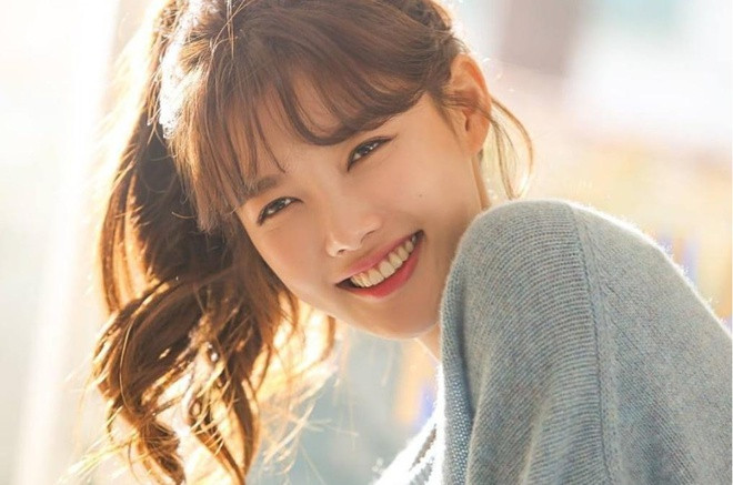 Kim Yoo Jung: Cũng giống như Kim So Hyun, với danh xưng “em gái quốc dân”, Kim Yoo Jung dễ dàng lọt vào “mắt xanh” của nhiều nhà sản xuất. Vốn là gương mặt quen thuộc với khán giả Hàn ngay từ khi còn bé, mỹ nhân 21 tuổi ngày càng thu hút sự chú ý vì nhan sắc mỹ miều. Trong vài năm trở lại đây, cô không năng nổ đóng phim. Tuy nhiên, điều này vẫn không ngăn Kim Yoo Jung trở thành cái tên sáng giá phủ sóng rộng rãi ở mảng truyền hình trong những năm tiếp theo. 10 my nhan thong tri man anh Han Quoc thap ky toi hinh anh 7 My_nhan_trien_vong_Han_7.jpg