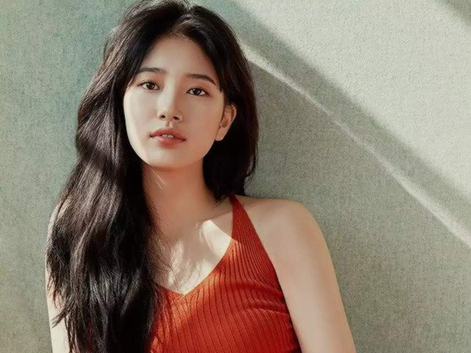 Suzy: “Tình đầu quốc dân” vừa trải qua một năm 2019 với nhiều dấu ấn khó quên ở cả hai mảng truyền hình lẫn điện ảnh. Xét trên lĩnh vực truyền hình, Suzy đã nỗ lực xóa nhòa mác diễn đơ gắn liền với cô bấy lâu nay thông qua bom tấn hành động Vagabond. Thành công của bộ phim cùng danh tiếng của Suzy phần nào bảo đảm tiềm năng thống trị màn ảnh nhỏ của nữ diễn viên trong tương lai. 10 my nhan thong tri man anh Han Quoc thap ky toi hinh anh 3 My_nhan_trien_vong_Han_3.jpg