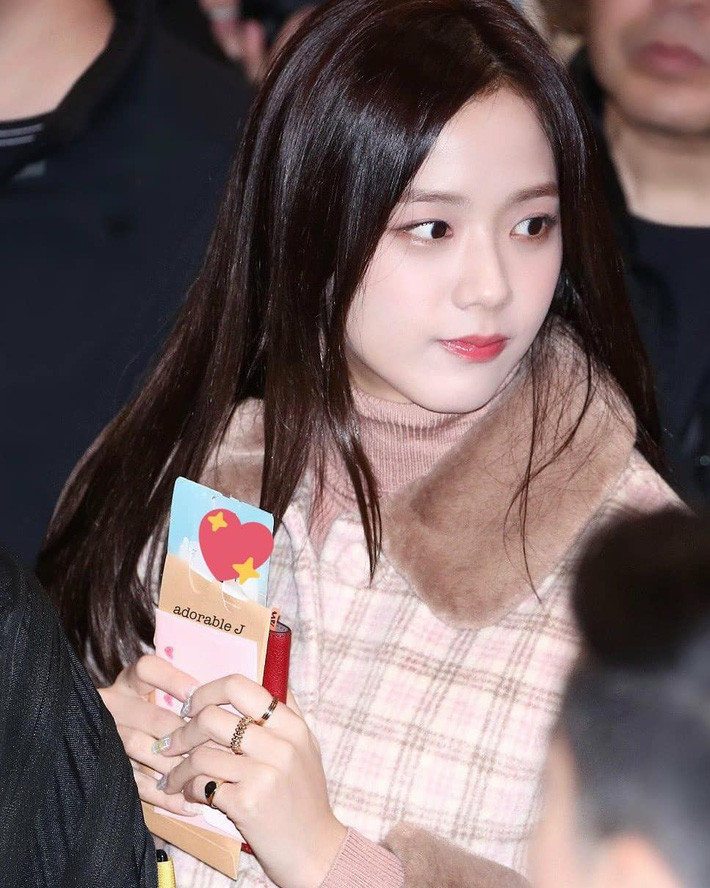 Choáng với quà sinh nhật fan Trung Quốc tặng Jisoo: Toàn đồ hiệu với tổng trị giá hơn nửa tỷ, nhiều đến độ mở được shop cũng nên - Ảnh 1. Choáng với quà sinh nhật fan Trung Quốc tặng Jisoo: Toàn đồ hiệu với tổng trị giá hơn nửa tỷ, nhiều đến độ mở được shop cũng nên - Ảnh 1.