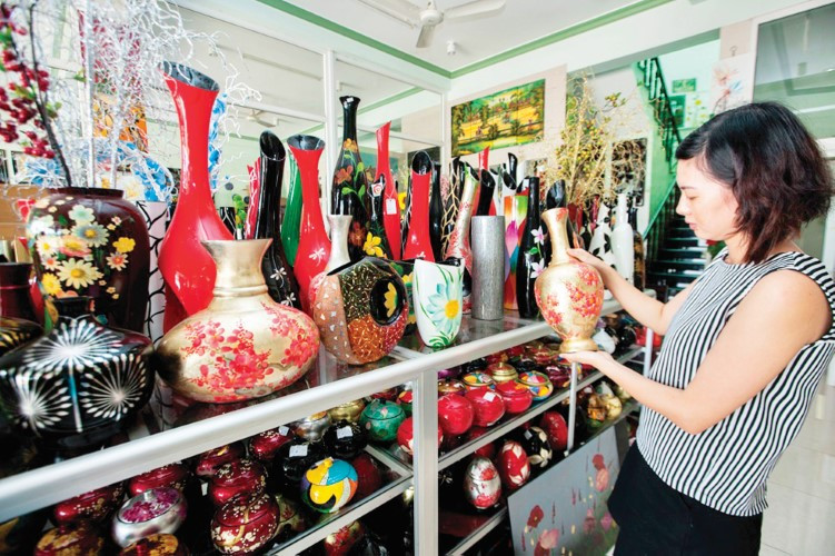 Sản phẩm của làng nghề sơn mài Tương Bình Hiệp hiện khá đa dạng. Tuy nhiên, quy mô chủ yếu là hộ gia đình Sản phẩm của làng nghề sơn mài Tương Bình Hiệp hiện khá đa dạng. Tuy nhiên, quy mô chủ yếu là hộ gia đình