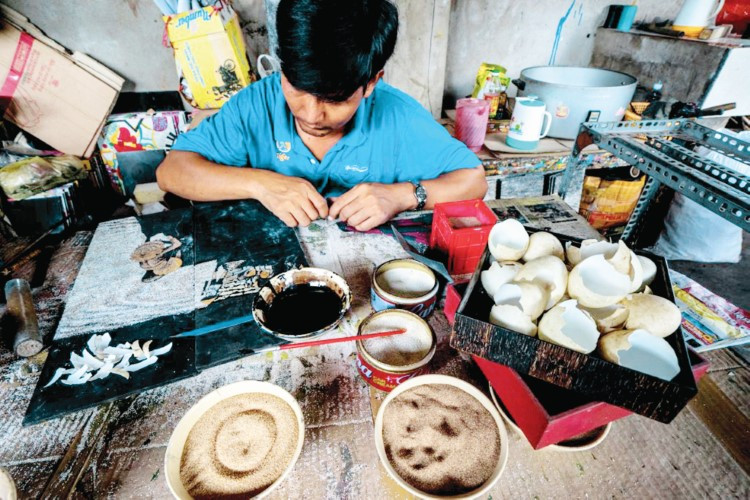 Nghệ nhân làng nghề sơn mài Tương Bình Hiệp đang thực hiện một công đoạn làm sản phẩm Nghệ nhân làng nghề sơn mài Tương Bình Hiệp đang thực hiện một công đoạn làm sản phẩm