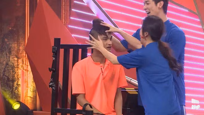 "cuoi rot ham" khi loat sao viet bi phat hien toc gia, rot toc ngay tren song truyen hinh - 4