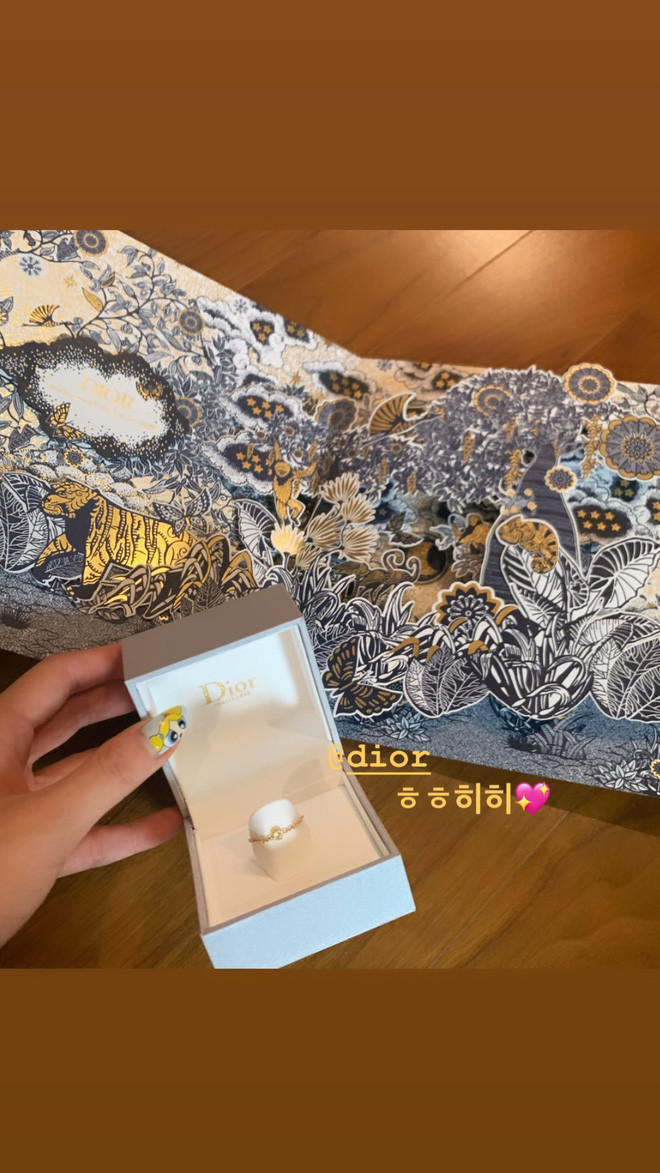 Choáng với quà sinh nhật fan Trung Quốc tặng Jisoo: Đồ hiệu nhiều đến độ mở được shop ảnh 14 Choáng với quà sinh nhật fan Trung Quốc tặng Jisoo: Đồ hiệu nhiều đến độ mở được shop ảnh 14