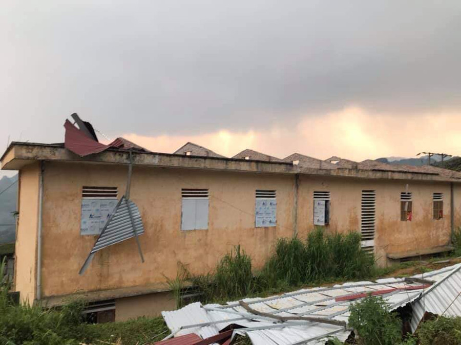 Hơn 600m2 mái lợp phòng học đã bị tốc Hơn 600m2 mái lợp phòng học đã bị tốc