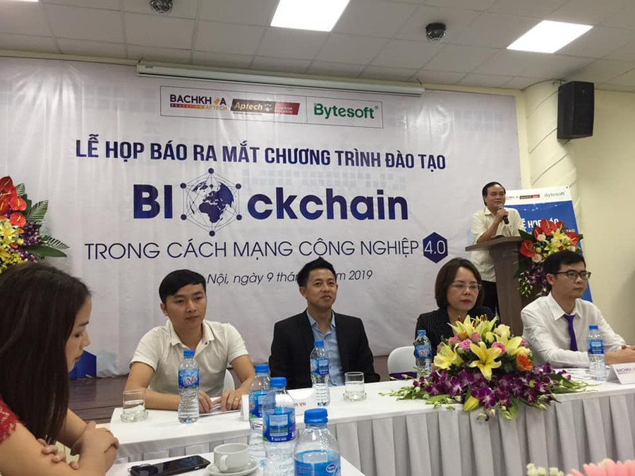 Họp báo ra mắt chương trình đào tạo Blockchain trong CMCN 4.0