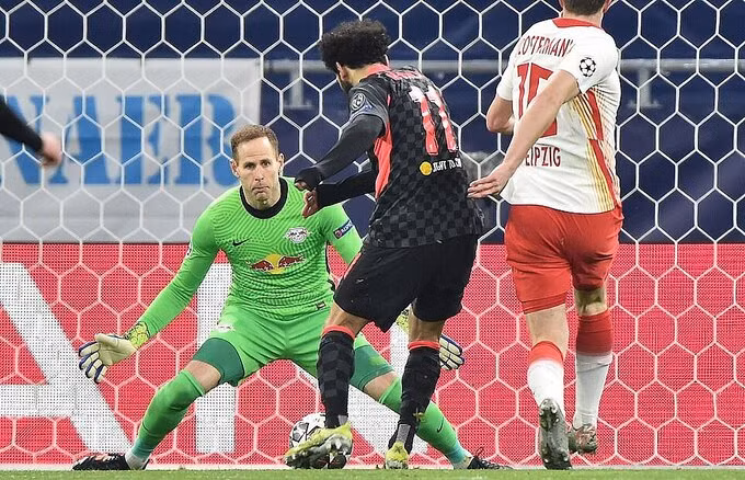 Salah mở tỷ số cho Liverpool bằng pha dứt điểm cận thành ở phút 53.