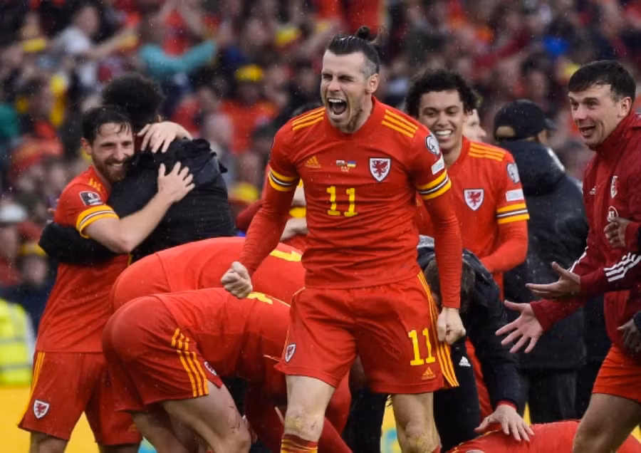 Bale ăn m ừng chiến tích đưa Xứ Wales trở lại World Cup lần đầu tiên sau 64 năm.