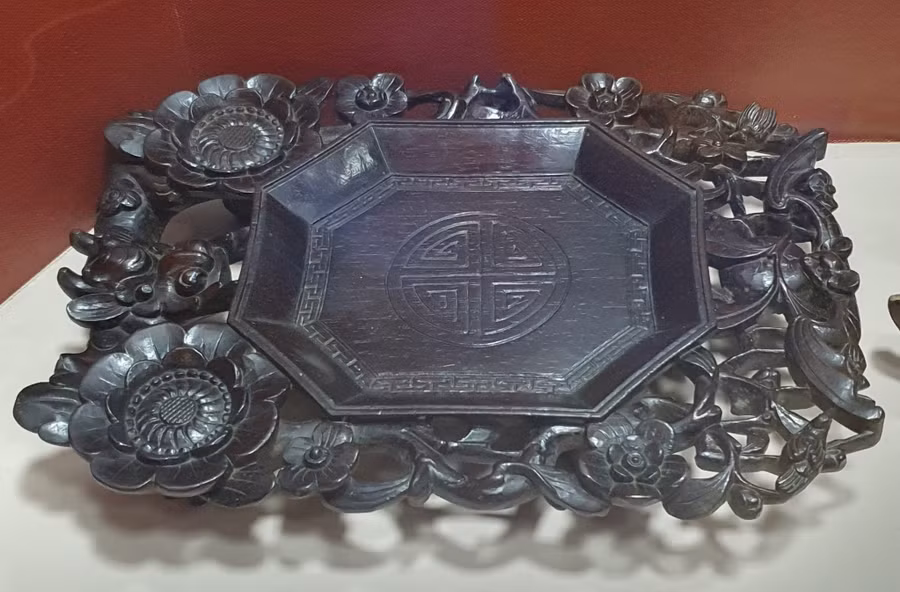 Khay gỗ chạm chữ Thọ với các nét đục kênh bong uyển chuyển.