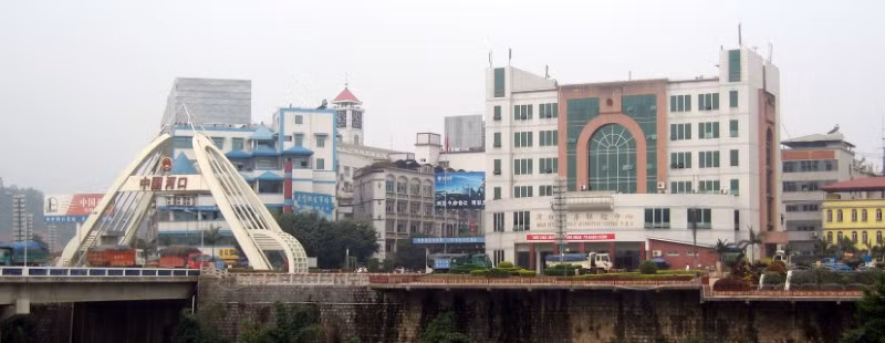 Thị trấn Nàn Si, huyện Hà Khẩu (Trung Quốc) nơi vợ chồng Xếnh và Mẩy lẩn trốn sau khi giết người.