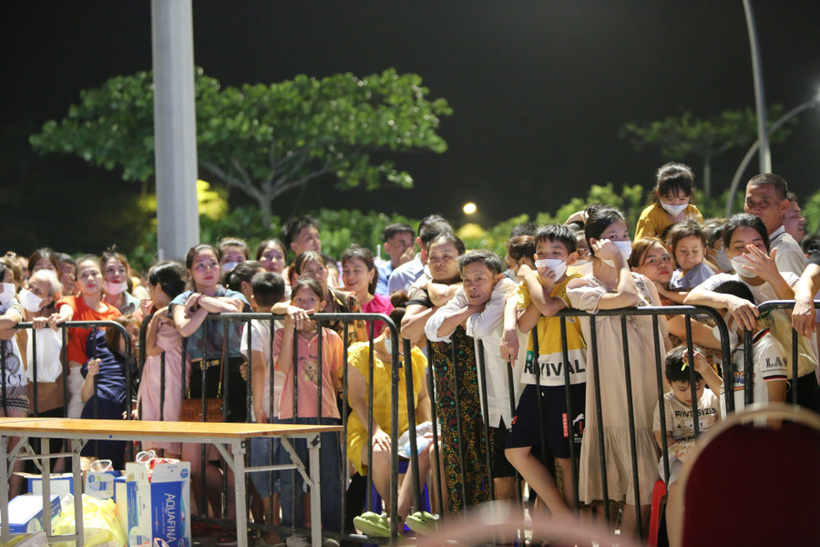 Hàng ngàn người chen chân để thưởng thức chương trình nghệ thuật trong đêm khai trương. (Ảnh: T.T). Hàng ngàn người chen chân để thưởng thức chương trình nghệ thuật trong đêm khai trương. (Ảnh: T.T).