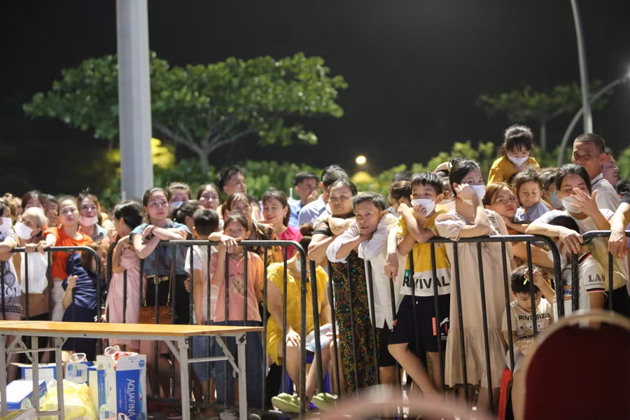 Hàng ngàn người chen chân để thưởng thức chương trình nghệ thuật trong đêm khai trương. (Ảnh: T.T). Hàng ngàn người chen chân để thưởng thức chương trình nghệ thuật trong đêm khai trương. (Ảnh: T.T).