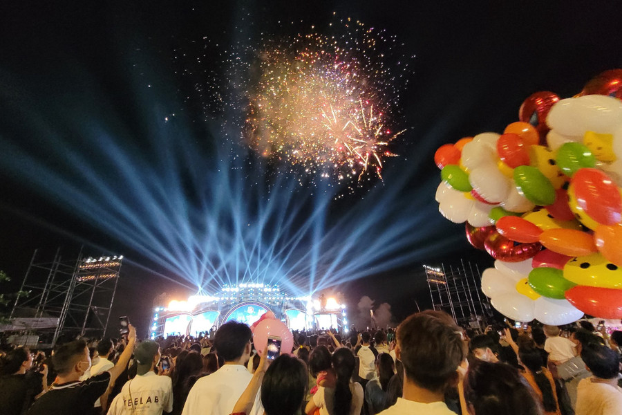 Người dân hào hứng xem màn bắn pháo hoa tại buổi Lễ. (Ảnh: T.T). Người dân hào hứng xem màn bắn pháo hoa tại buổi Lễ. (Ảnh: T.T).