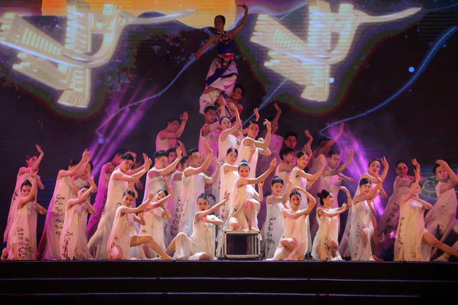 Các tiết mục nghệ thuật được dàn dựng công phu với sự tham gia của nhiều nghệ sĩ nổi tiếng. (Ảnh: T.T). Các tiết mục nghệ thuật được dàn dựng công phu với sự tham gia của nhiều nghệ sĩ nổi tiếng. (Ảnh: T.T).