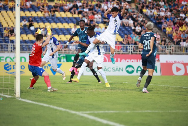 Sông Lam Nghệ An (áo trắng) đã có chiến thắng quan trọng trước Câu lạc bộ Thành phố Hồ Chí Minh ở vòng 11 V.League 2023. Sông Lam Nghệ An (áo trắng) đã có chiến thắng quan trọng trước Câu lạc bộ Thành phố Hồ Chí Minh ở vòng 11 V.League 2023.