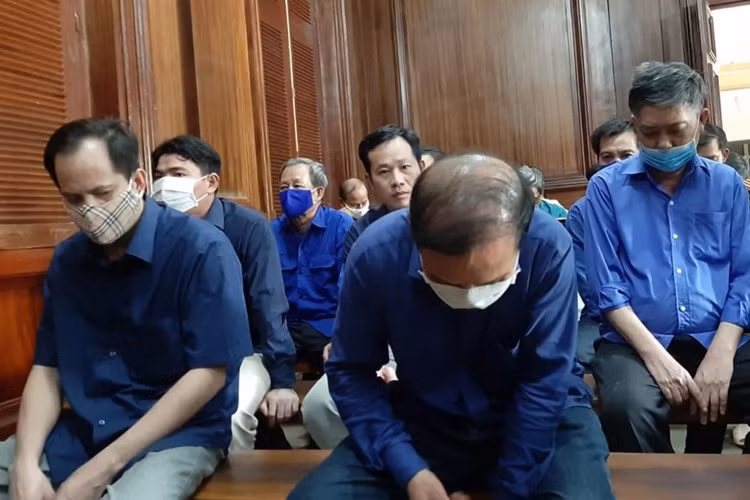 Bị cáo Huỳnh Thế Năng cúi đầu ăn năn tại tòa. Ảnh: CTV