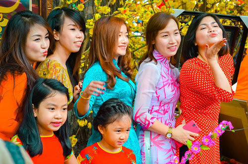 Người đẹp Sài Gòn khoe sắc trong Lễ hội Tết Việt