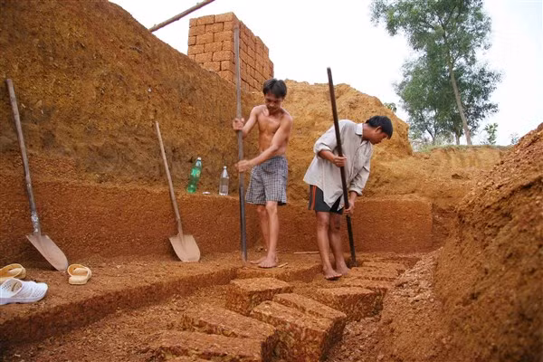 Khai thác đá ong.