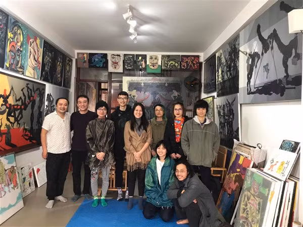 Giám tuyển Trần Lương (thứ hai từ trái sang) và các nghệ sĩ trẻ. (Ảnh Nguyễn Xuân Hoàng).