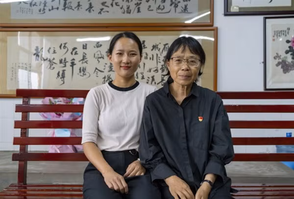 Bà Guimei chụp ảnh cùng học sinh cũ.