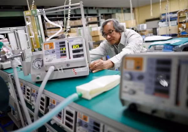 Ông Trần Ngọc Phúc bên công trình nghiên cứu của mình.