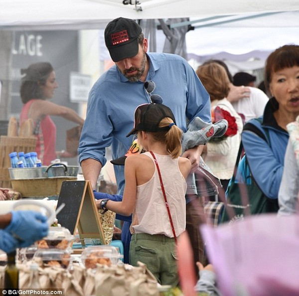 Jennifer Garner cười tươi rói đi chợ quê cùng chồng con