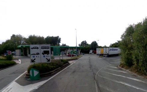 phap phat hien 1 nguoi viet trong xe dong lanh cho nguoi nhap cu hinh 0