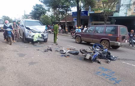 Exciter "đấu đầu" ô tô, ba thanh niên bị thương nặng