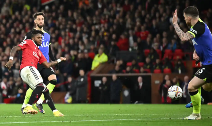 Fred đệm bóng từ xa thành bàn mở tỷ số cho Man Utd Fred đệm bóng từ xa thành bàn mở tỷ số cho Man Utd