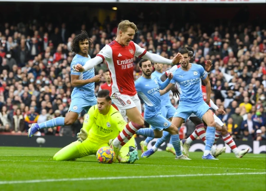 Hoãn đụng độ với Man City, Arsenal ‘gặp họa’ 