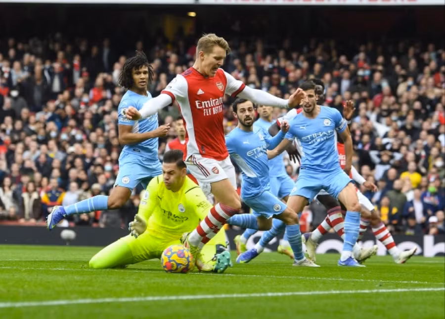 Hoãn đụng độ với Man City, Arsenal ‘gặp họa’ 