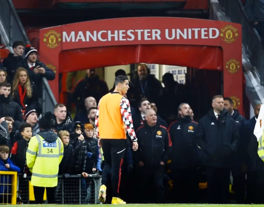 Ronaldo đi xuống đường hầm trước khi hết trận. Ronaldo đi xuống đường hầm trước khi hết trận.