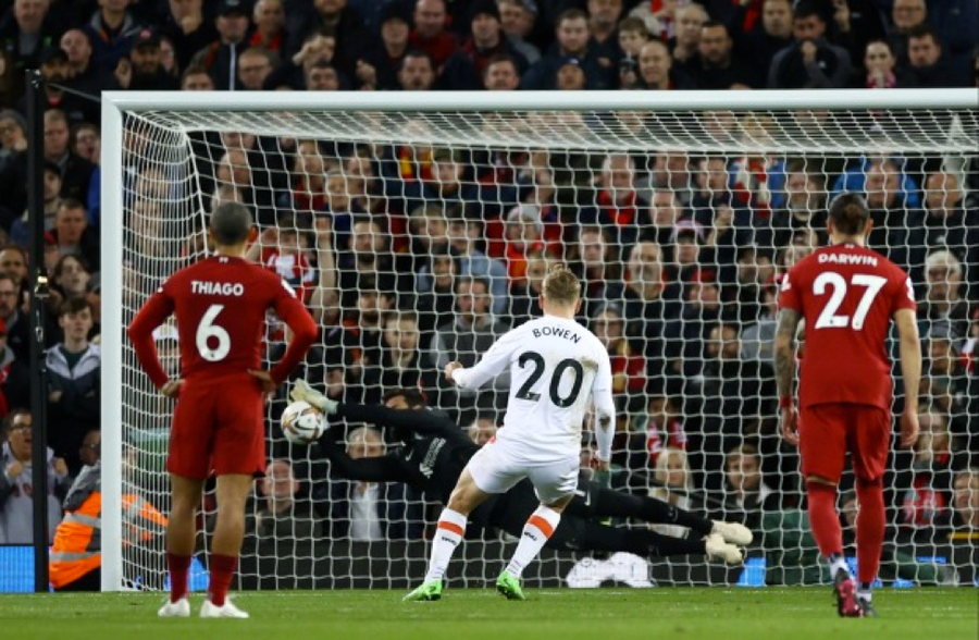 Quả phạt đền của Jarrod Bowen sau đó bị thủ môn Alisson của Liverpool cản phá Quả phạt đền của Jarrod Bowen sau đó bị thủ môn Alisson của Liverpool cản phá