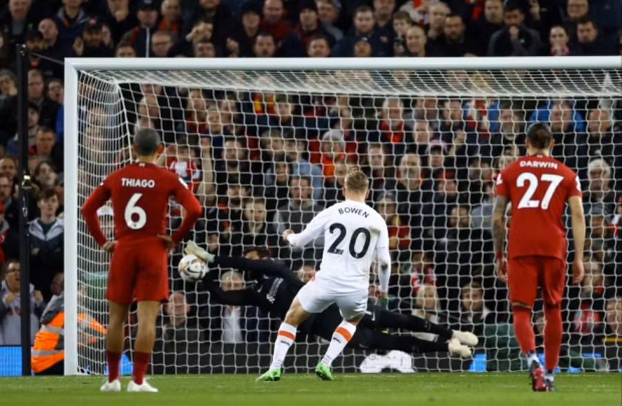 Quả phạt đền của Jarrod Bowen sau đó bị thủ môn Alisson của Liverpool cản phá Quả phạt đền của Jarrod Bowen sau đó bị thủ môn Alisson của Liverpool cản phá