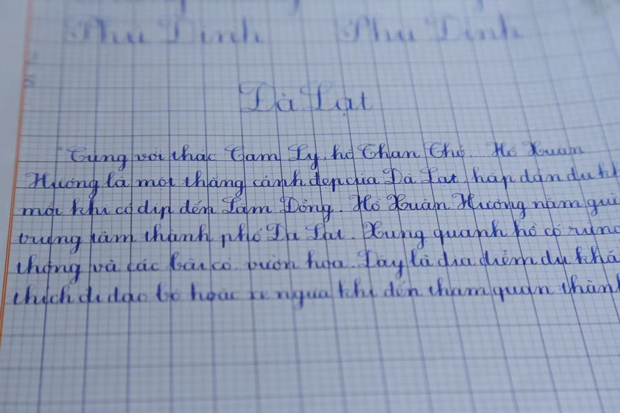 Một bài thi của học sinh với nét chữ đứng tuyệt đẹp. Ảnh: Việt Hà.