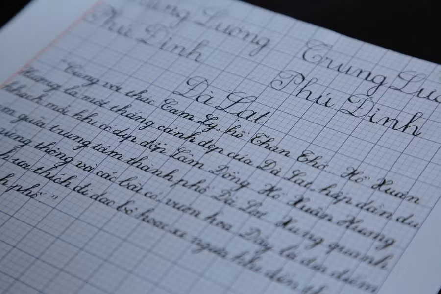 Những bài thi của học sinh lớp 2 là những trang vở kẻ ô ly, chữ viết nắn nót, bay bướm đều tăm tắp. Ảnh: Việt Hà.