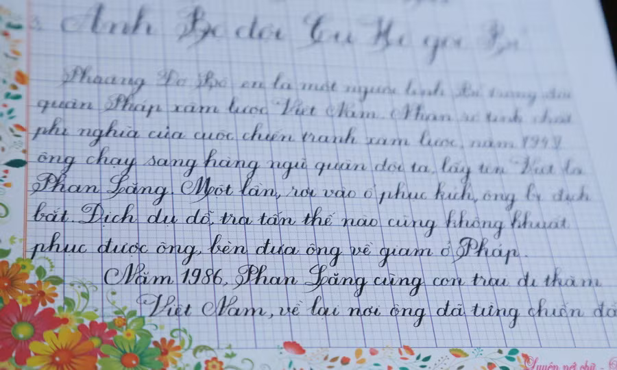 Phần thi của giáo viên, mỗi cô trình bày phần thi trên giấy và cả trên bảng. Ảnh: Việt Hà.