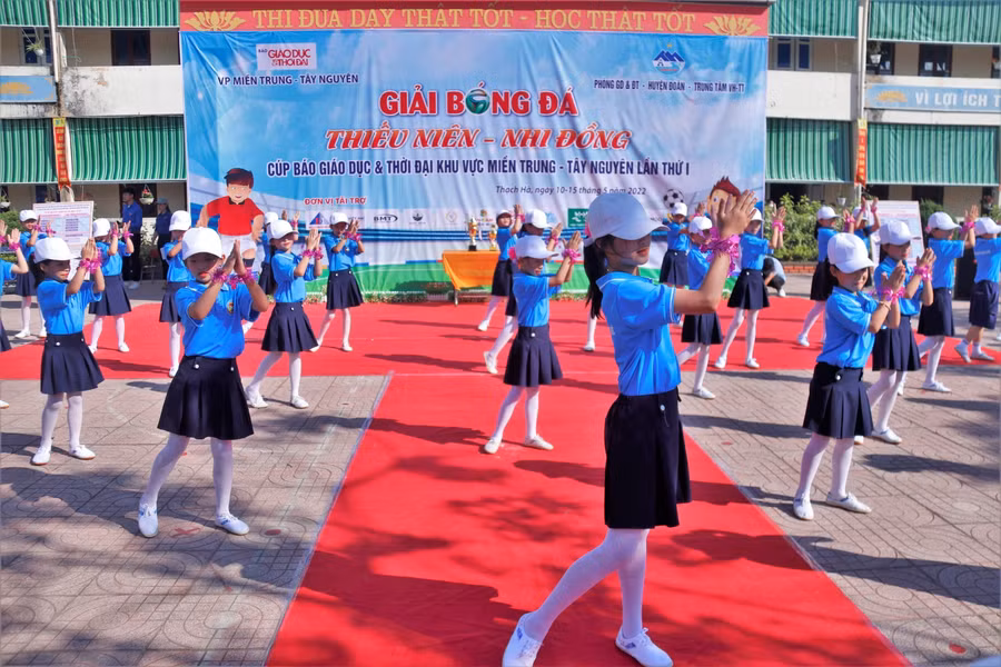 Tiết mục nhảy cổ động của các em học sinh Trường Tiểu học Thạch Khê tại buổi lễ.