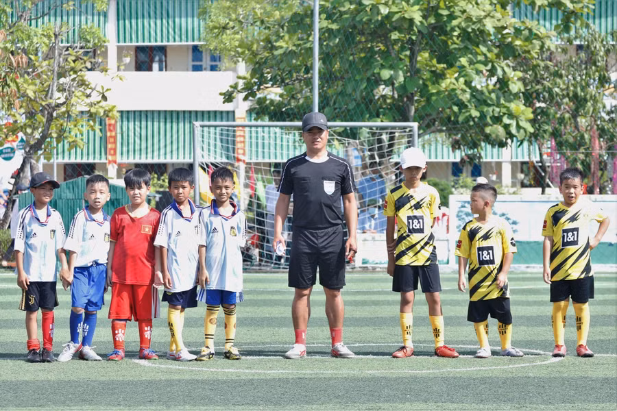 Ban huấn luyện và cầu thủ CLB Bóng đá Hồng Lĩnh Hà Tĩnh ký tên lên những quả bóng tặng Ban tổ chức và các đội tuyển tham gia giải đấu.