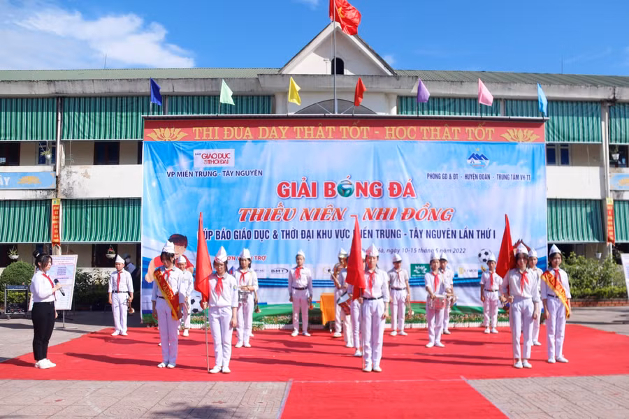 Lễ chào cờ khai mạc giải đấu.