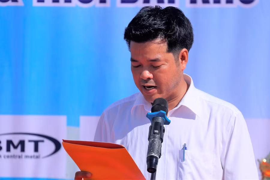 Ông Nguyễn Văn Dũng, Trưởng đại diện Báo GD&amp;TĐ khu vực MT-TN, đồng Trưởng ban tổ chức phát biểu khai mạc Giải bóng đá Thiếu niên – Nhi đồng cúp Báo GD&amp;TĐ khu vực MT-TN lần thứ I.