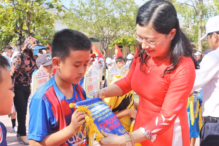 Bà Nguyễn Thị Nguyệt, Bí thư Huyện ủy Thạch Hà trao cờ lưu niệm cho các đội tham gia giải đấu.